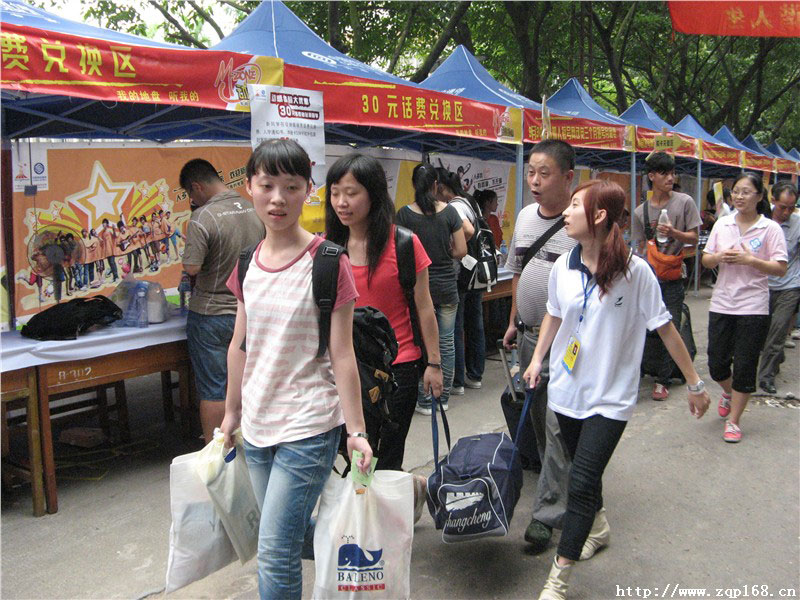 挥汗迎新,笑容满面-肇庆学院文学院